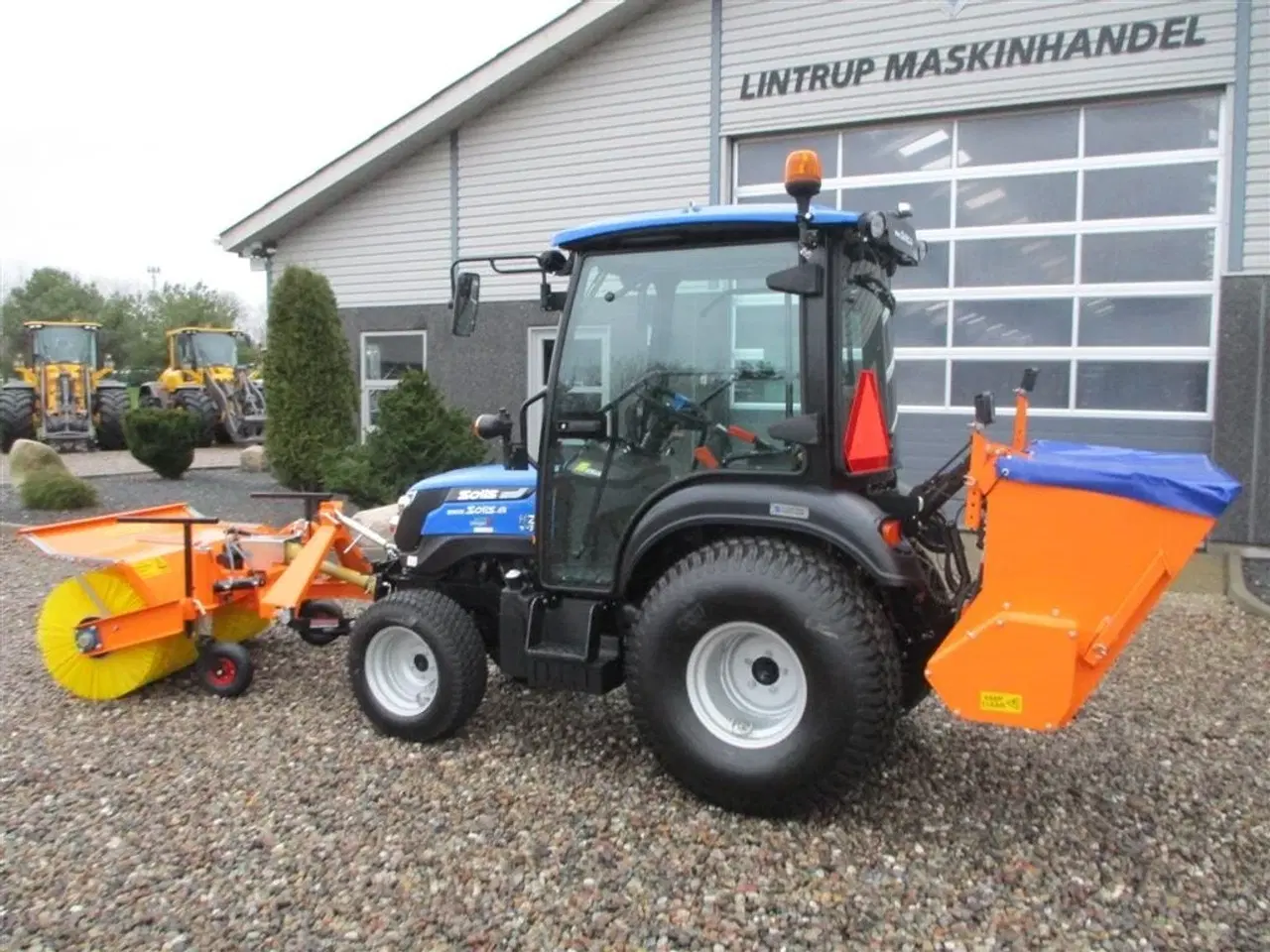 Billede 9 - Solis 26 HST Snow Edition med frontlift, front PTO, Thyregod TK 1600 kost, med hydraulisk sving og SSP140 saltudlægger