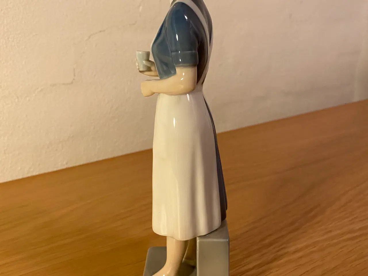 Billede 2 - Royal Copenhagen sygeplejerske 4507