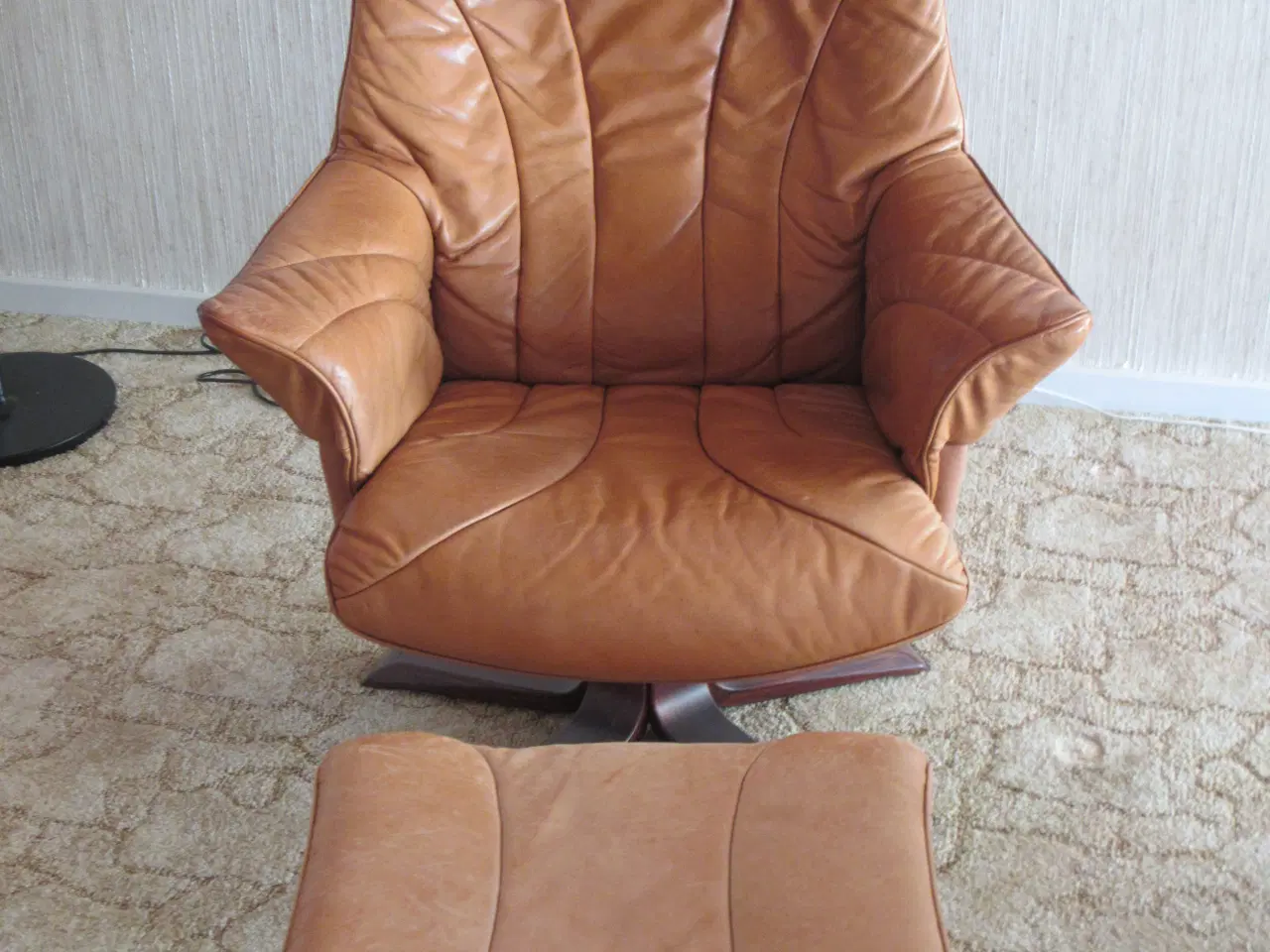 Billede 1 - Brun læder dreje/vippe læderstol/m. skammel
