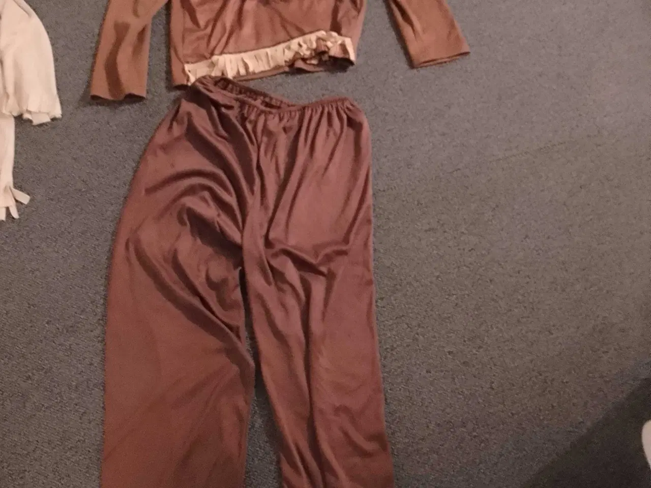 Billede 1 - Indianer kostume str 128