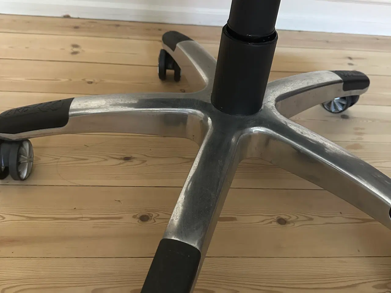 Billede 4 - Lækker AKRacing Premium kontorstol – Perfekt til g