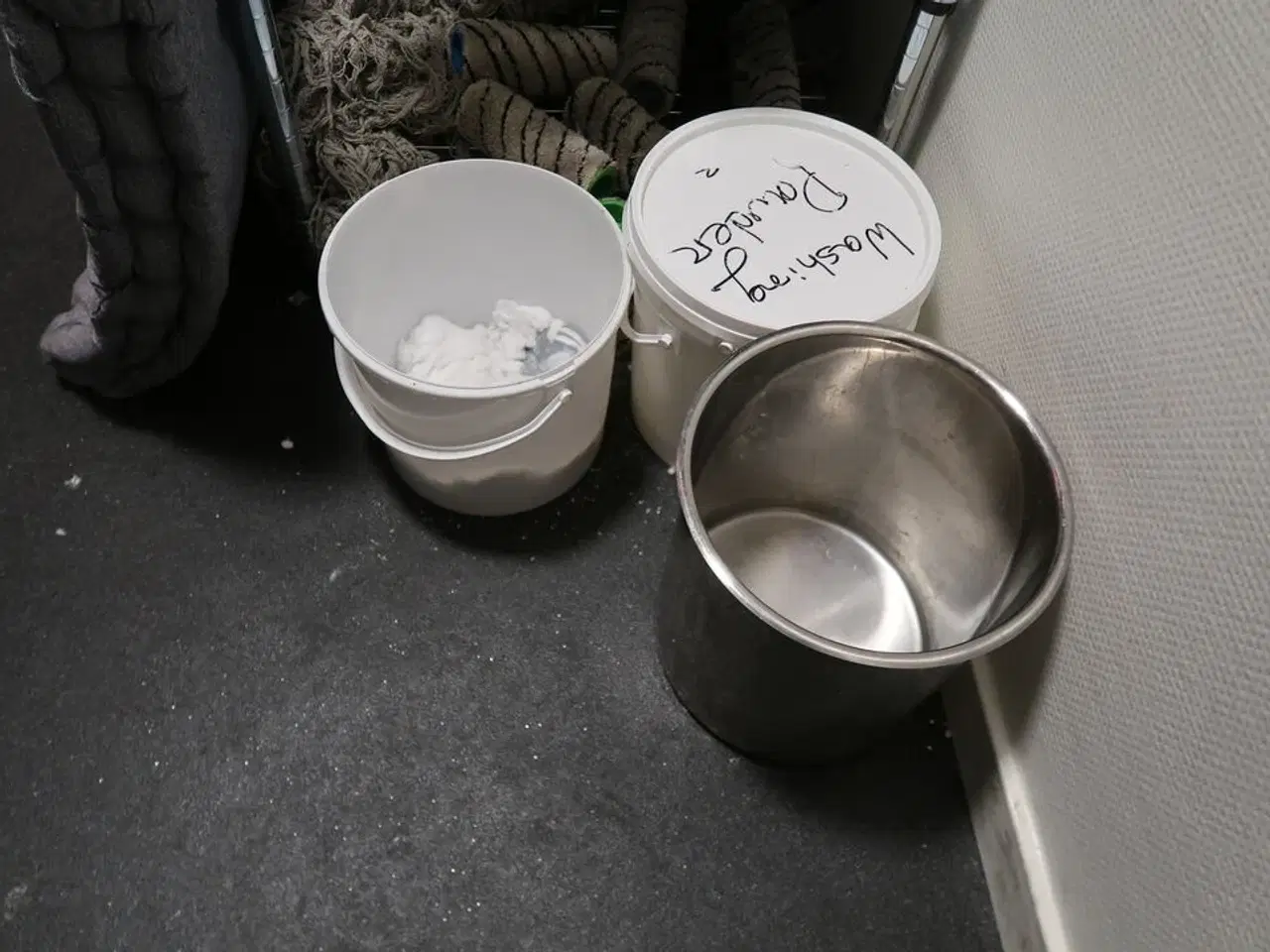 Billede 2 - Reol med indhold + tøm toilettet