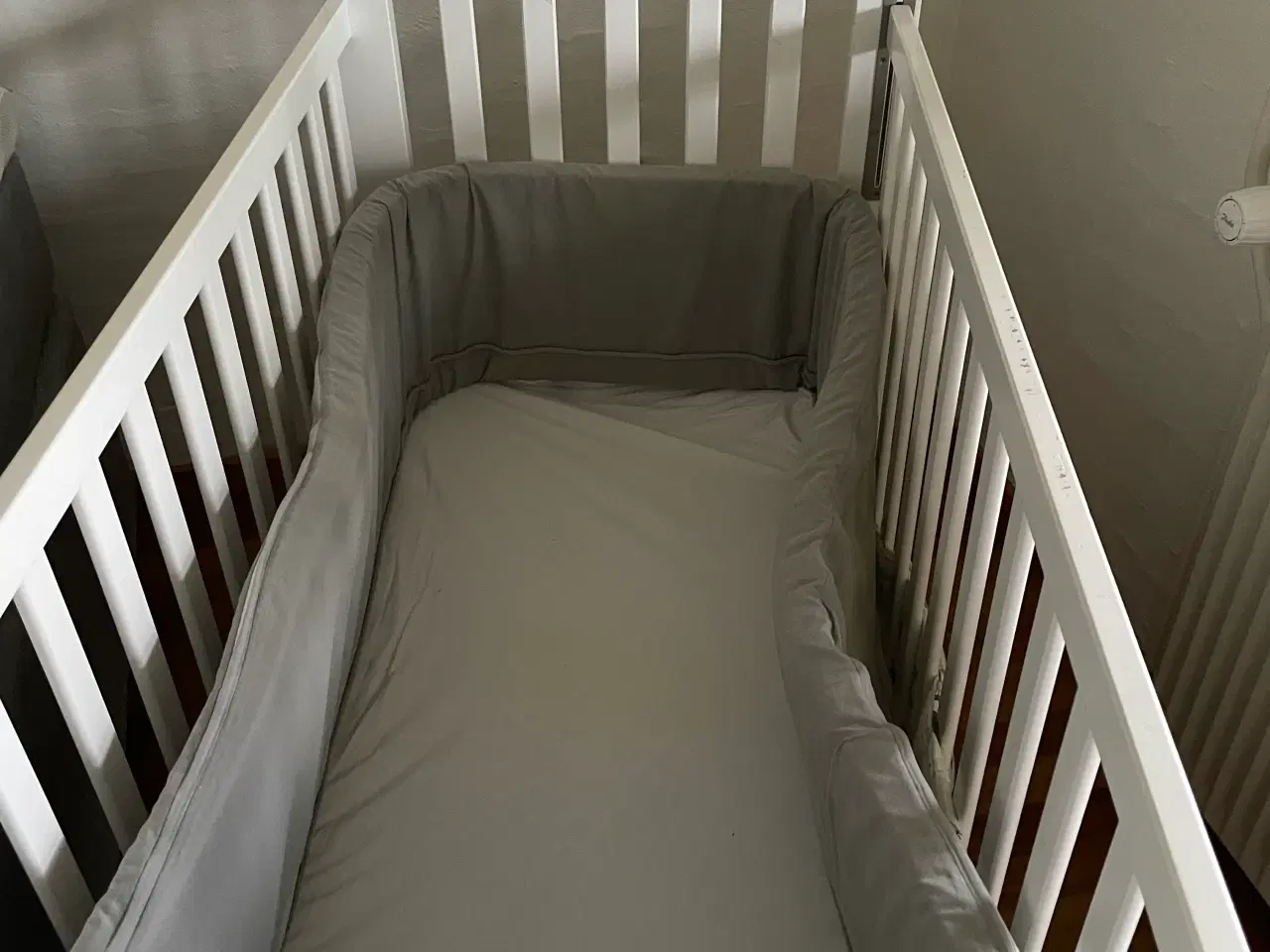 Billede 1 - Hvid BRIO babyseng