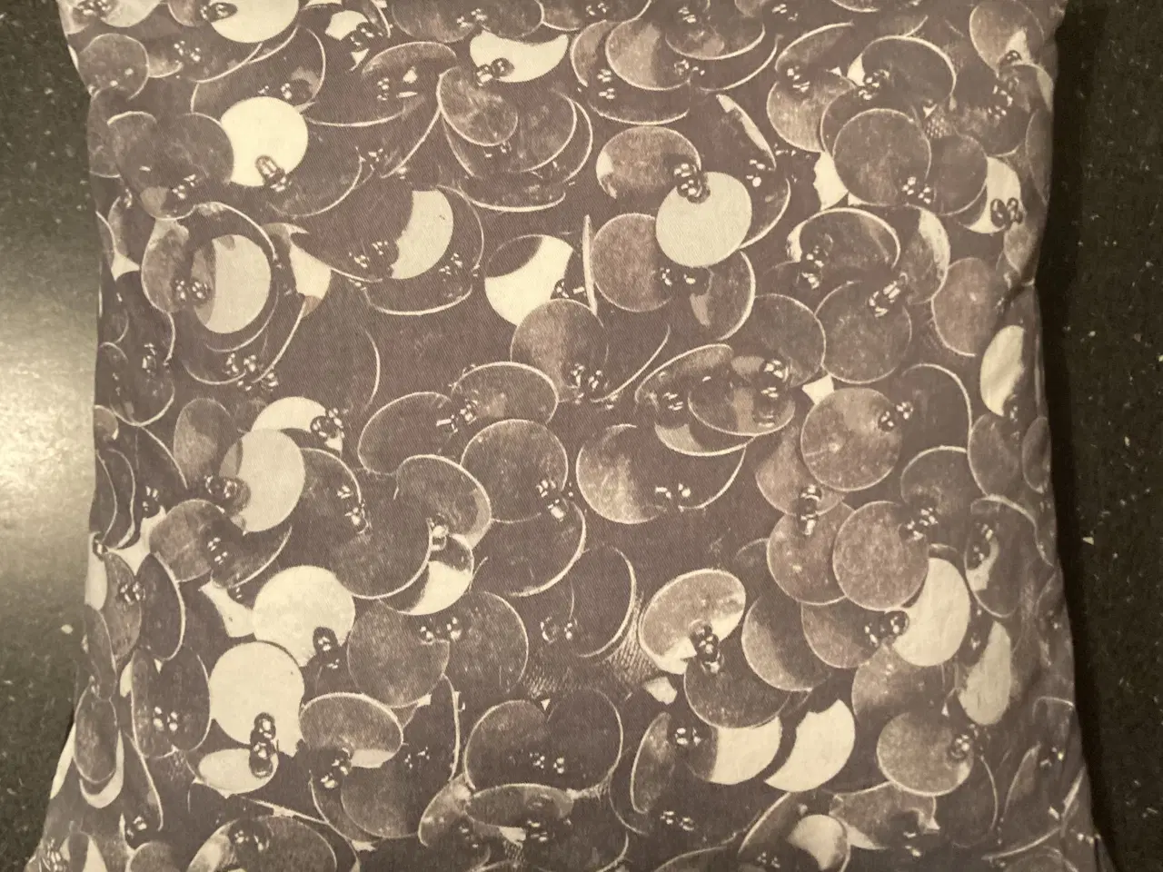 Billede 1 - Pynte pude grå/hvid med fyld (40X40)