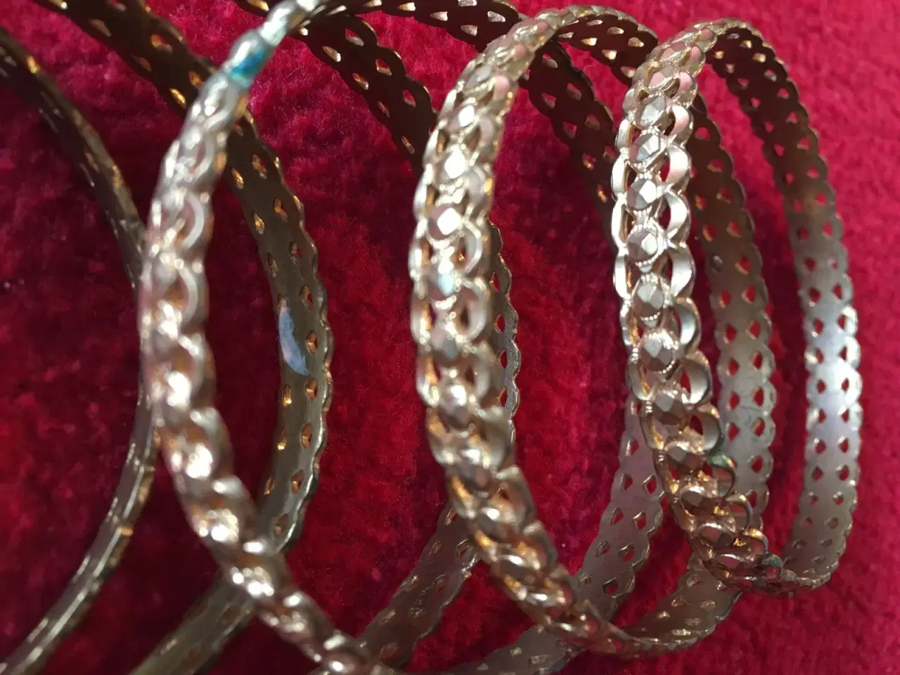 Billede 3 - Guldfarvet armbånd i mønstret metal