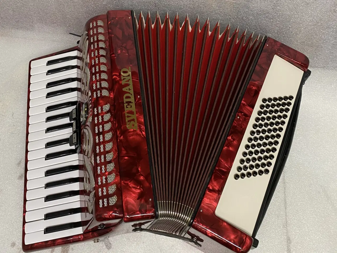 Billede 6 - Denne flotte røde Svadano-harmonika sælges