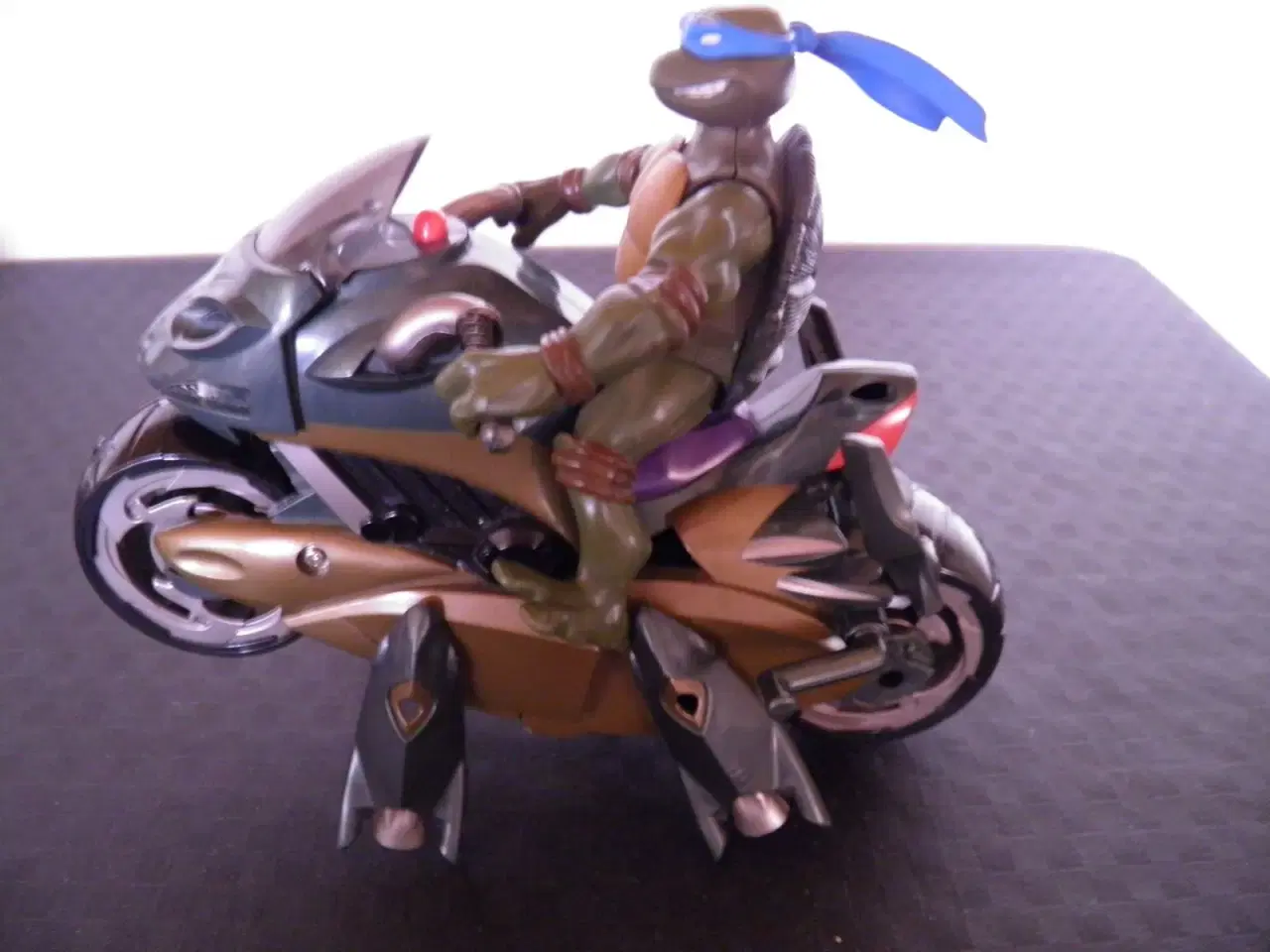 Billede 3 - Motorcykel + figur ( Turtles )