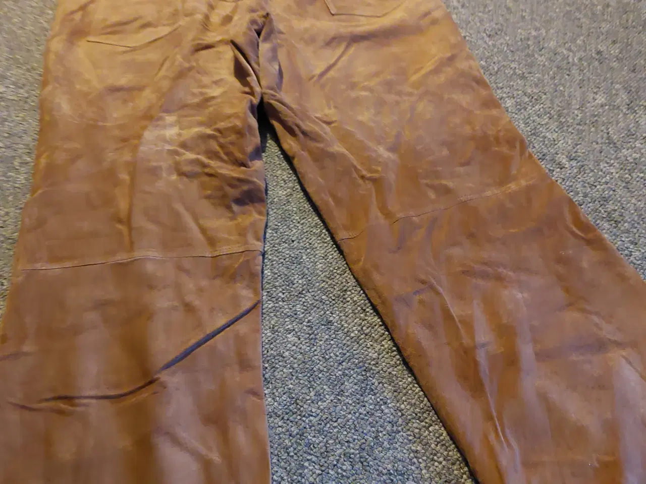 Billede 2 -  ruskind bukser i lysebrun farve