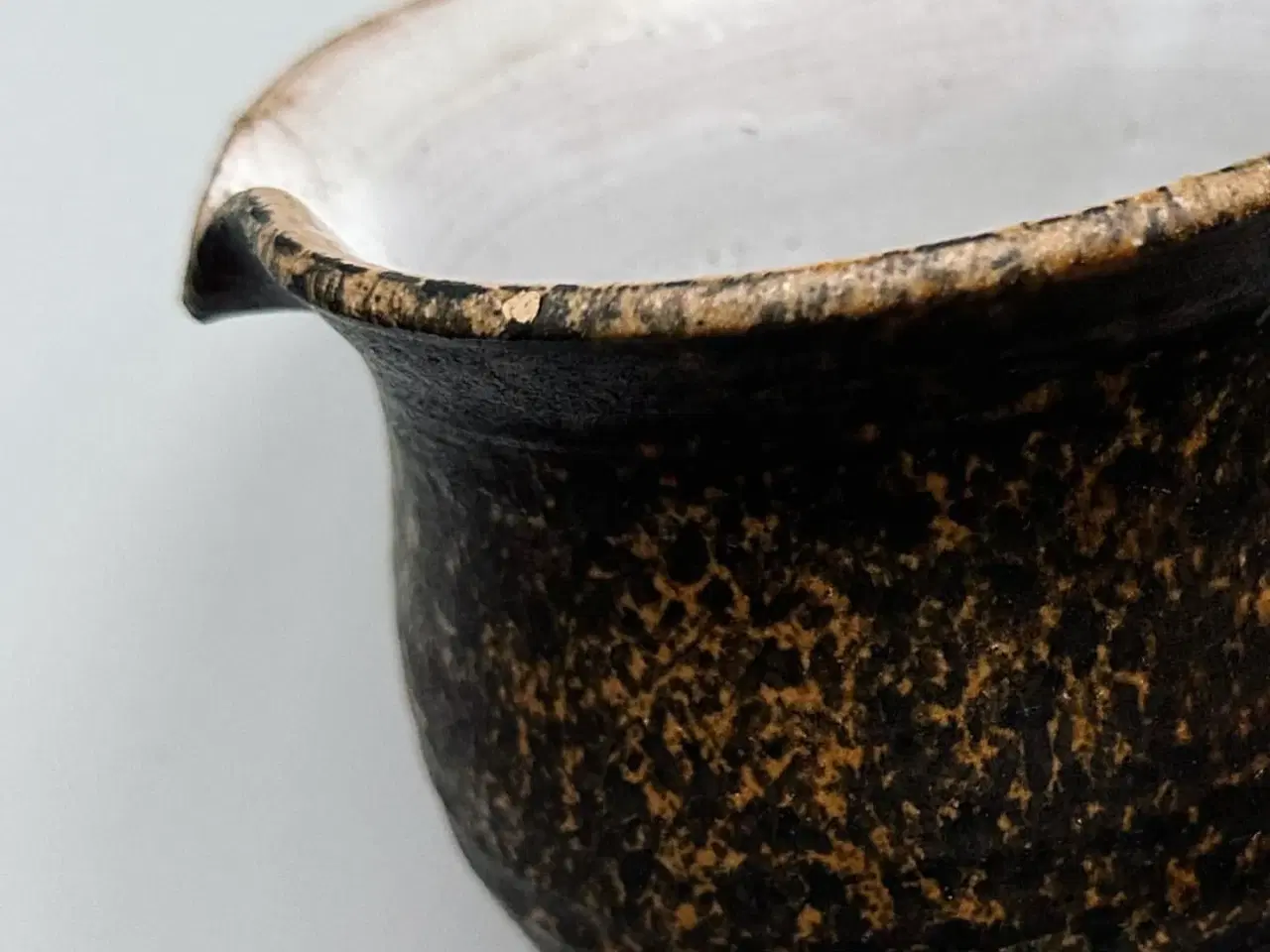 Billede 5 - Keramik, brun m sorte prikker, NB