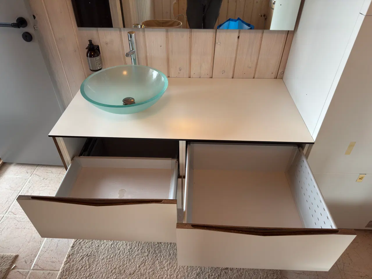 Billede 4 - Badeværelse skab i laminat med sort ege kant