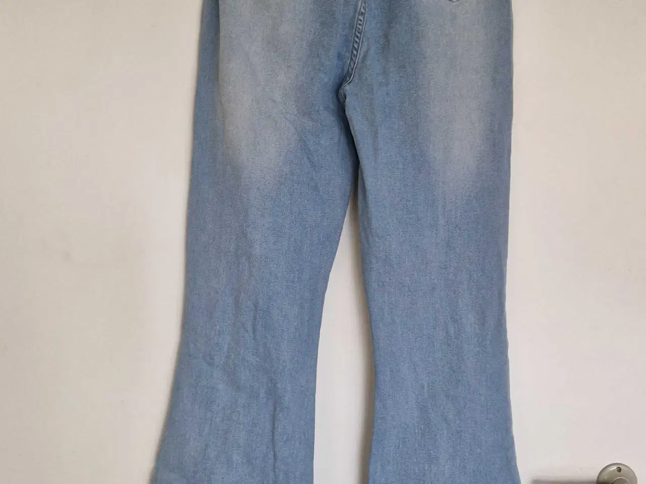 Billede 2 - Blå jeans med flare