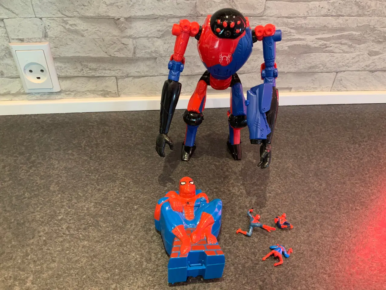 Billede 3 - Spiderman og venum figurer