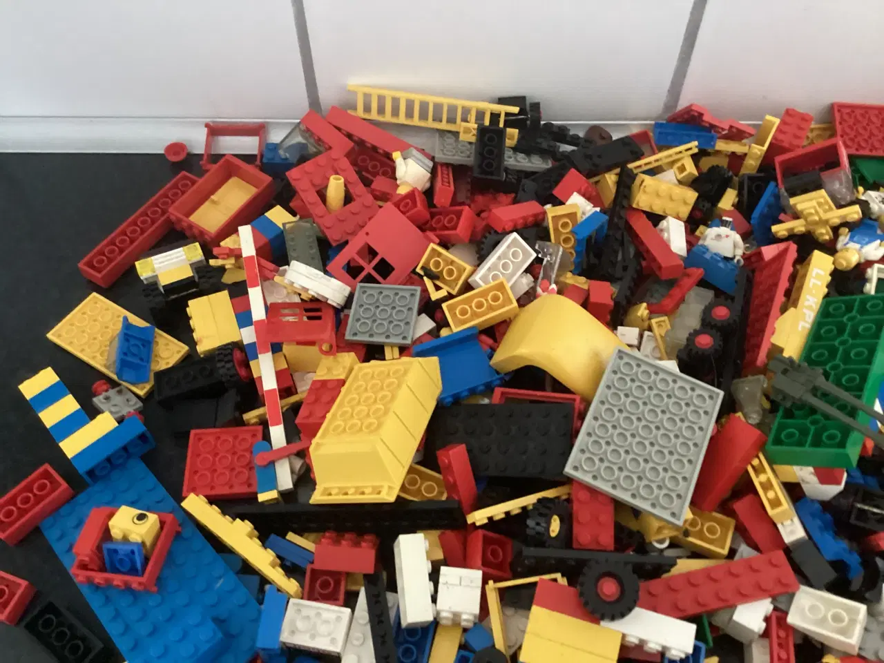 Billede 2 - Masser af lego og mange plader