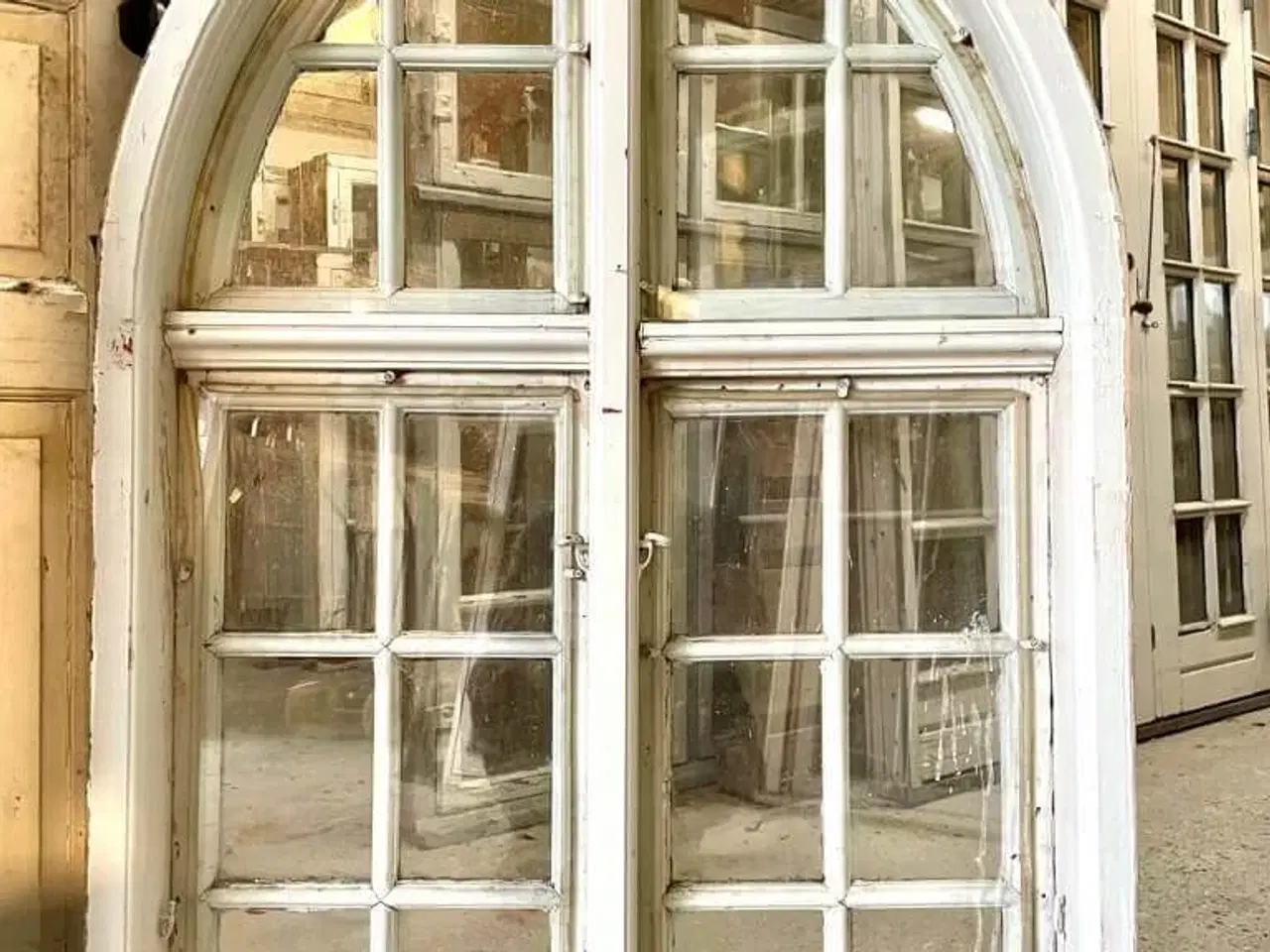 Billede 2 - Sjældent palævindue m. spids bue