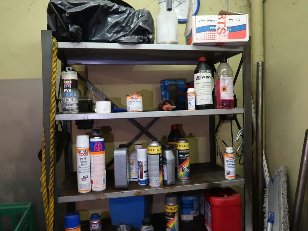 Billede 2 - Reol med indhold