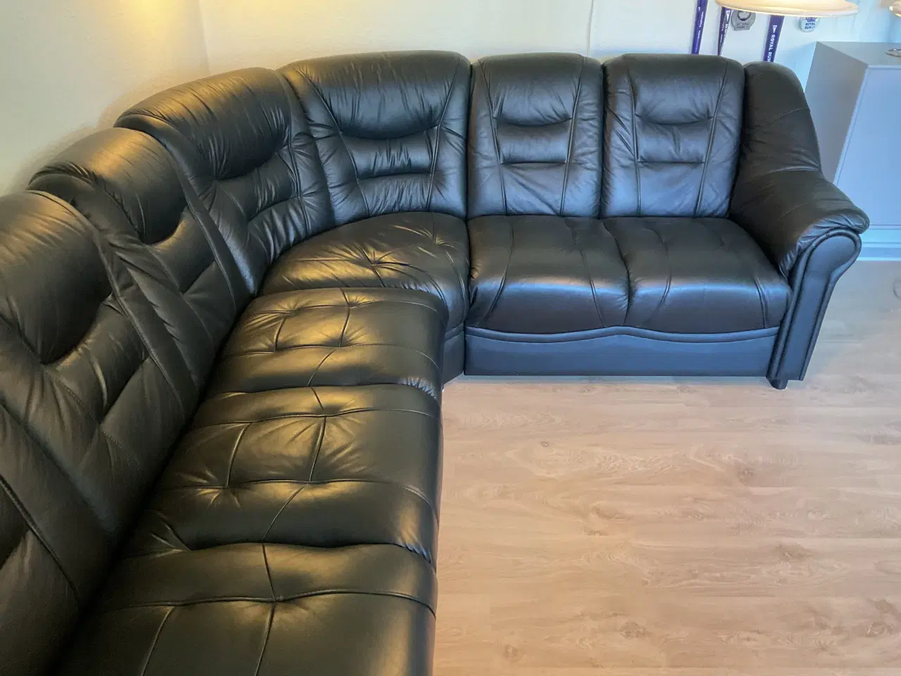 Billede 2 - Hjørnesofa i sort læder