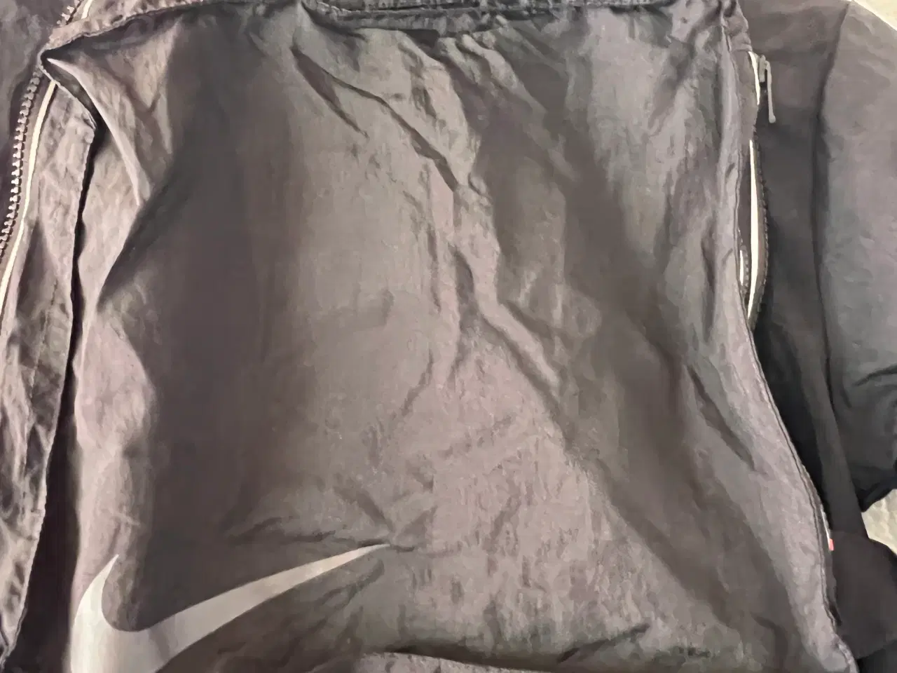 Billede 14 - NY Sort Nike Tech Pack Jakke. (Str. L/147-158 Cm.)