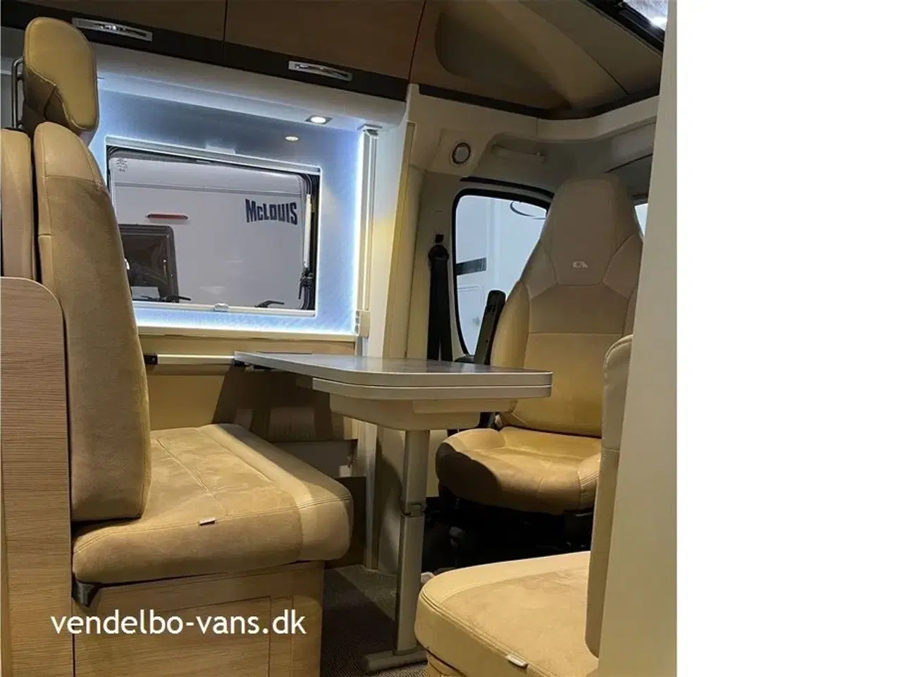 Billede 26 - 2018 - Adria Compact SLS   Smal camper på under 6 m længde - tryk på knappen og den vokser!