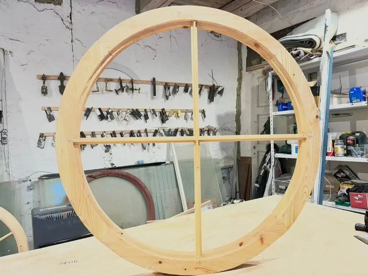 Billede 1 - Større, rundt vindue m. fire rudefelter (nylavet)