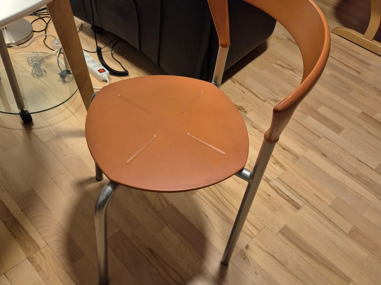 Billede 5 - Pænt charmerende Spisebord og 2 stole