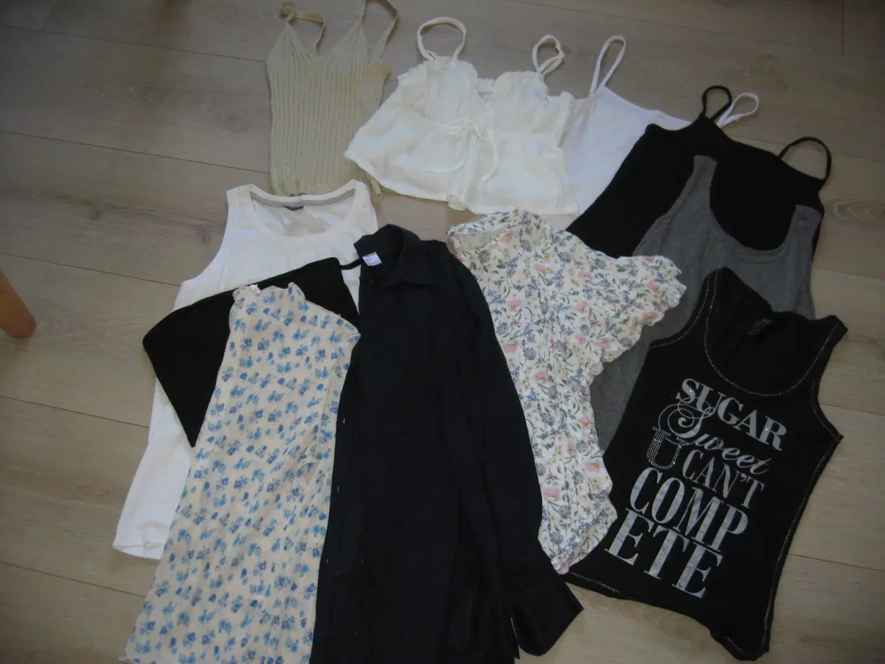 Billede 2 - pakke med overdele str ca S / 36