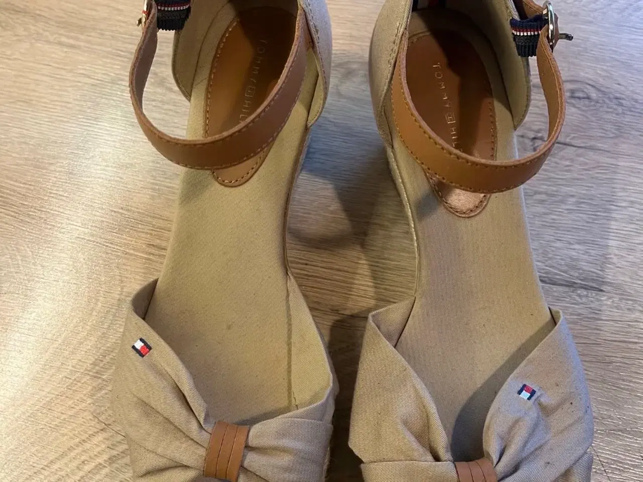 Billede 1 - Beige/sandfarvet Tommy Hilfiger Iconic Elba