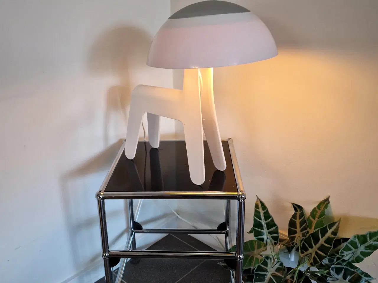 Billede 1 - "Dog lamp" designet af Chaiyut Plypetch. 