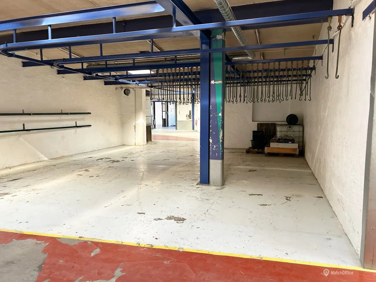 Billede 2 - Højloftet lager med portadgang og mulighed for leje af kontor