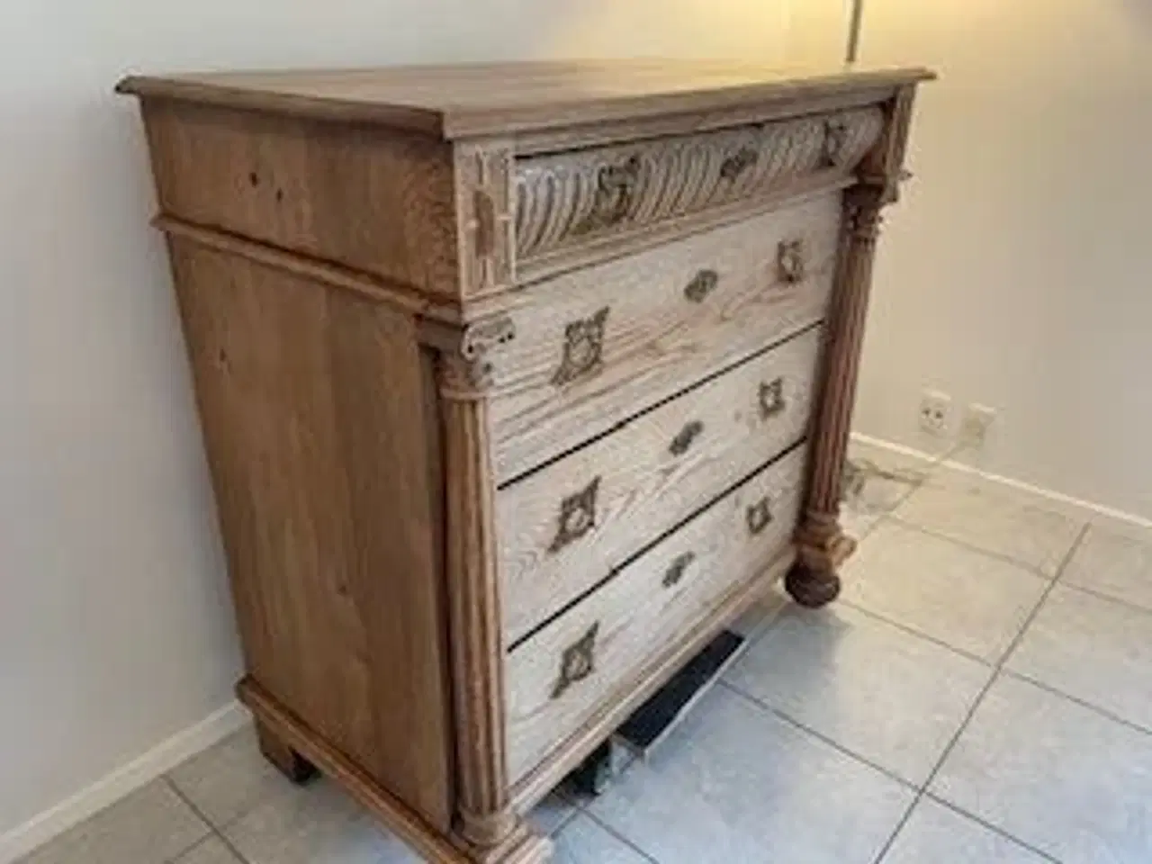 Billede 2 - Velholdt antik kommode i egetræ
