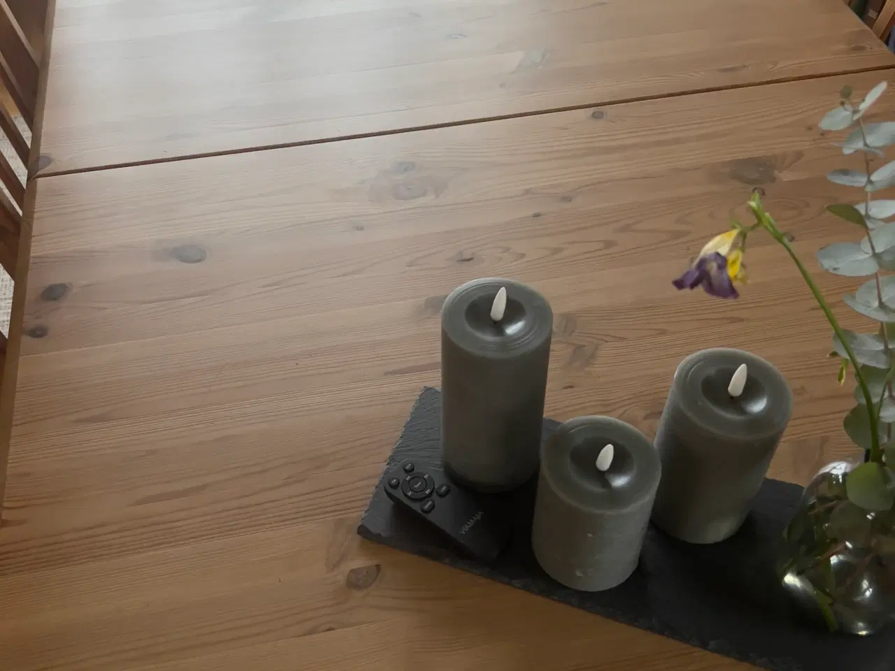 Billede 1 - Massivt fyrretræs spisebord med 8 stole