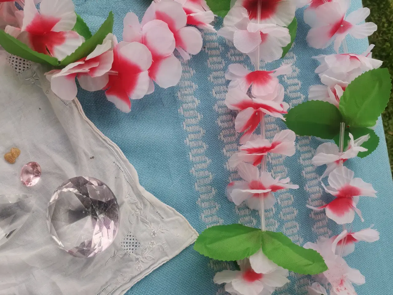 Billede 2 - Glas diamanter og Hawaii kranse, 5 kr ialt 🌸