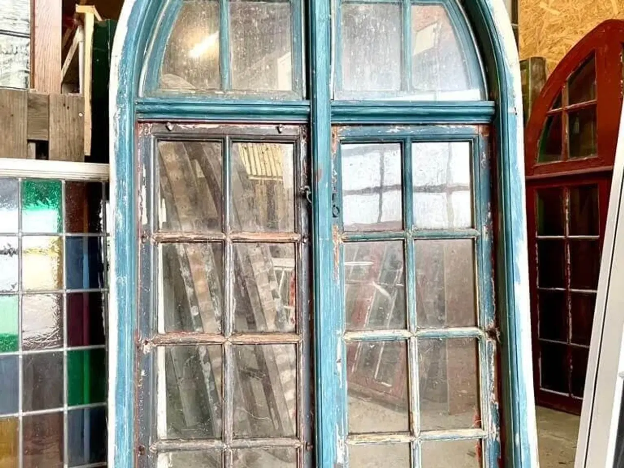 Billede 2 - Større, originalt palævindue med spids top