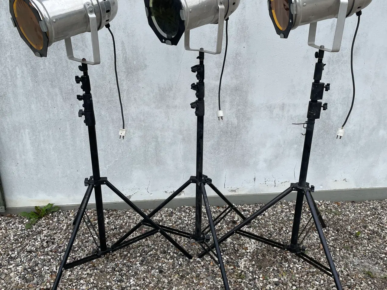 Billede 1 - Tre store projektører på stativ