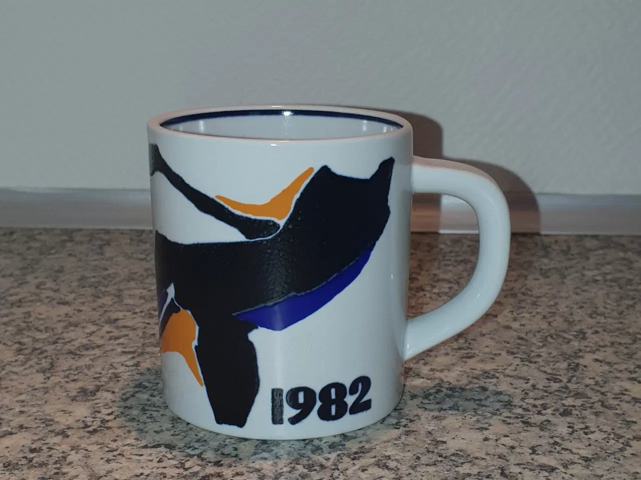 Billede 2 - Royal Copenhagen Årskrus 1982, lille og stor