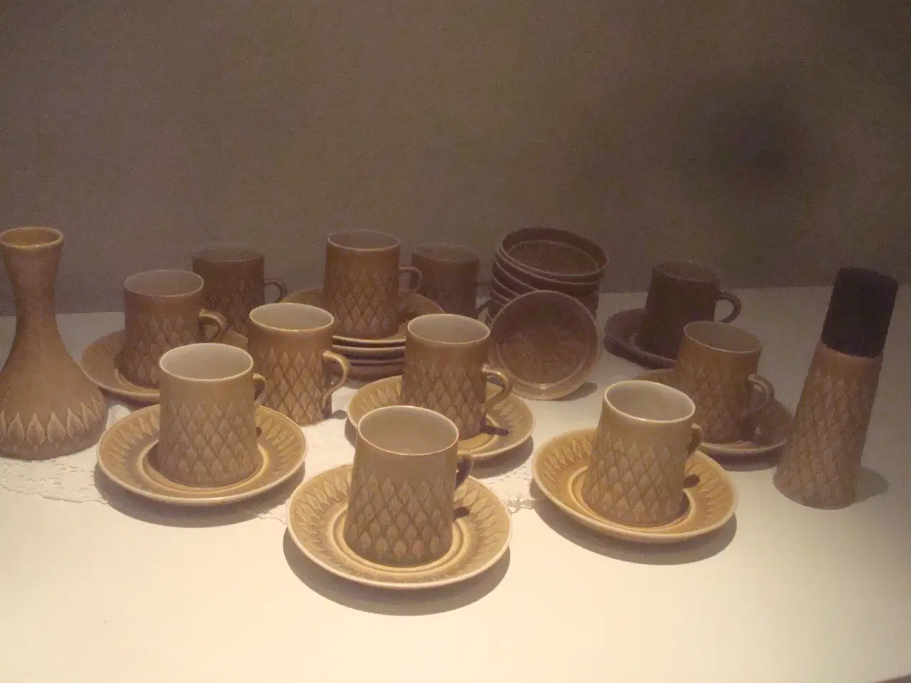 Billede 1 - RELIEF HØJE KAFFEKOPPER m/underkop, HØJ PEBERBØSSE