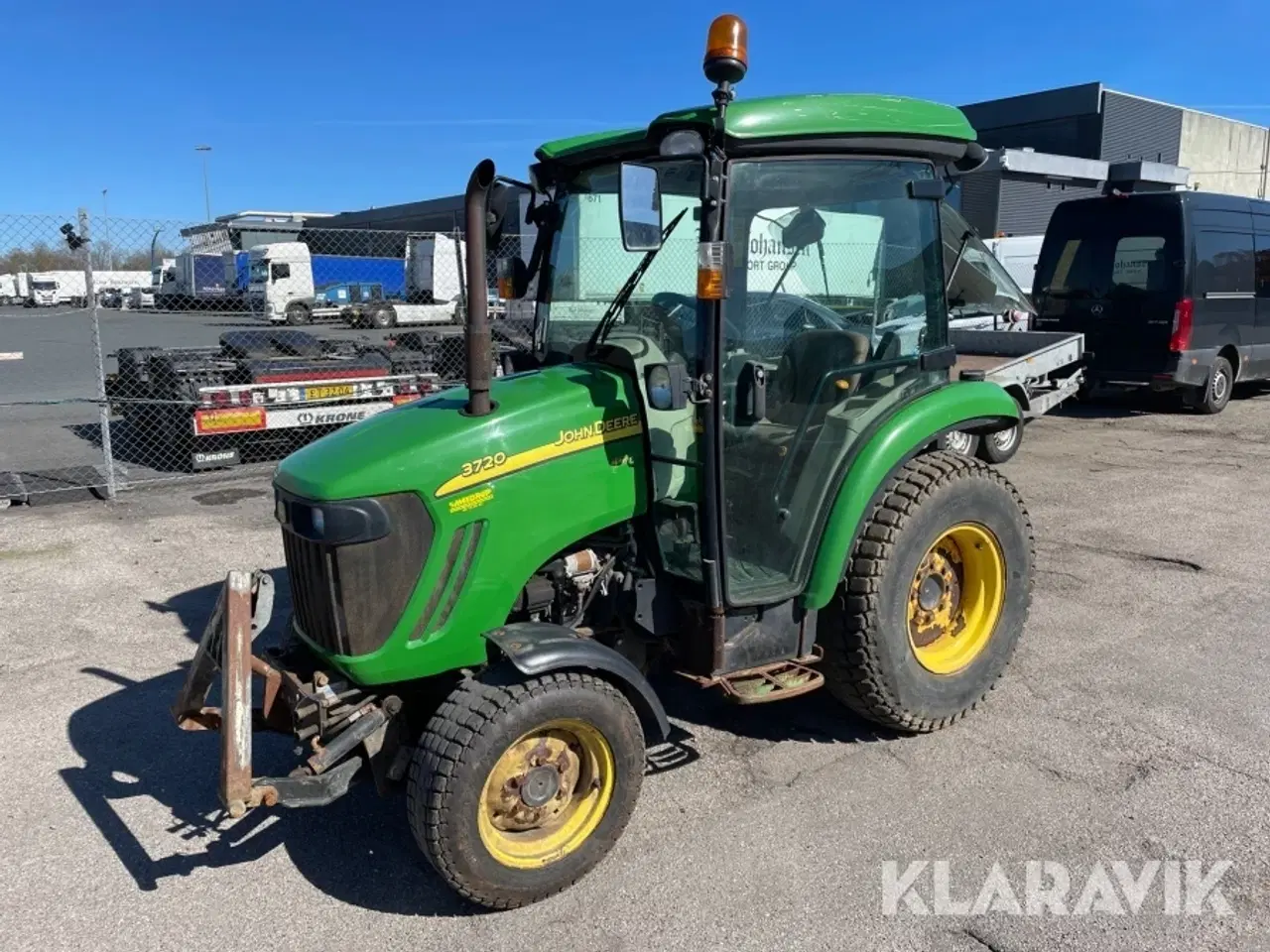 Billede 1 - Traktor med kost John Deere 3720