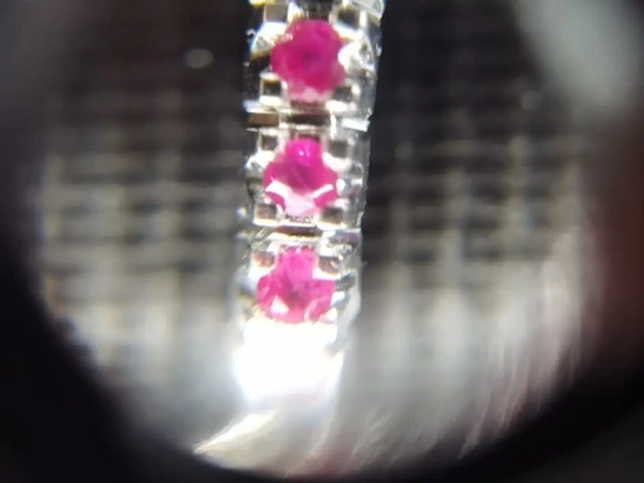 Billede 2 - Meget stilfuld hvidguld ring 585 m. 5 rubiner