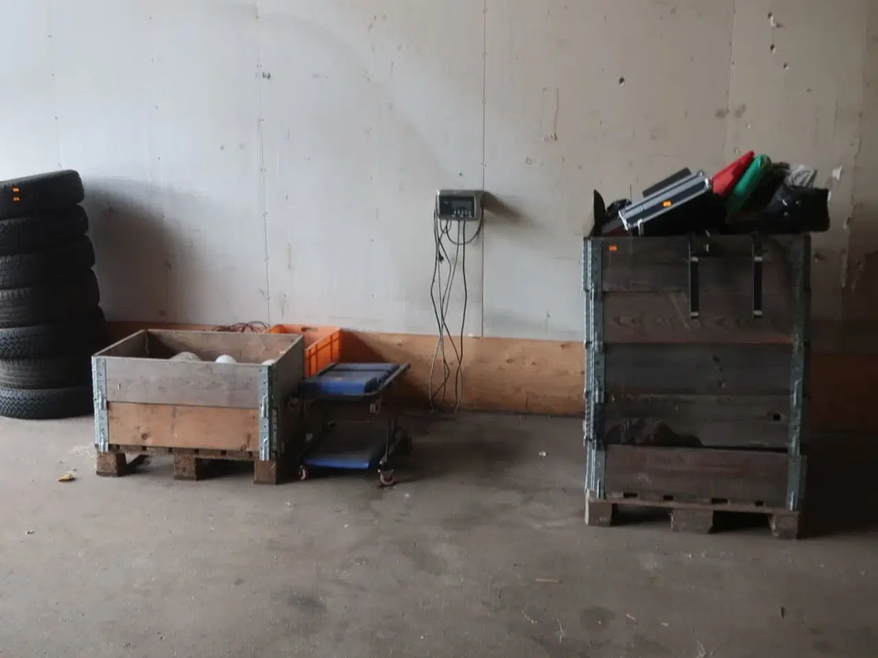 Billede 1 - Paller m. div. indhold, dæk, vægtkontrol m.v. (se billeder)