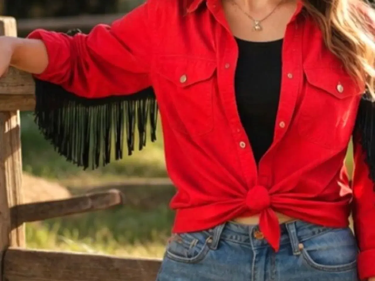 Billede 3 - Rød western-skjorte med sorte frynser på ryggen