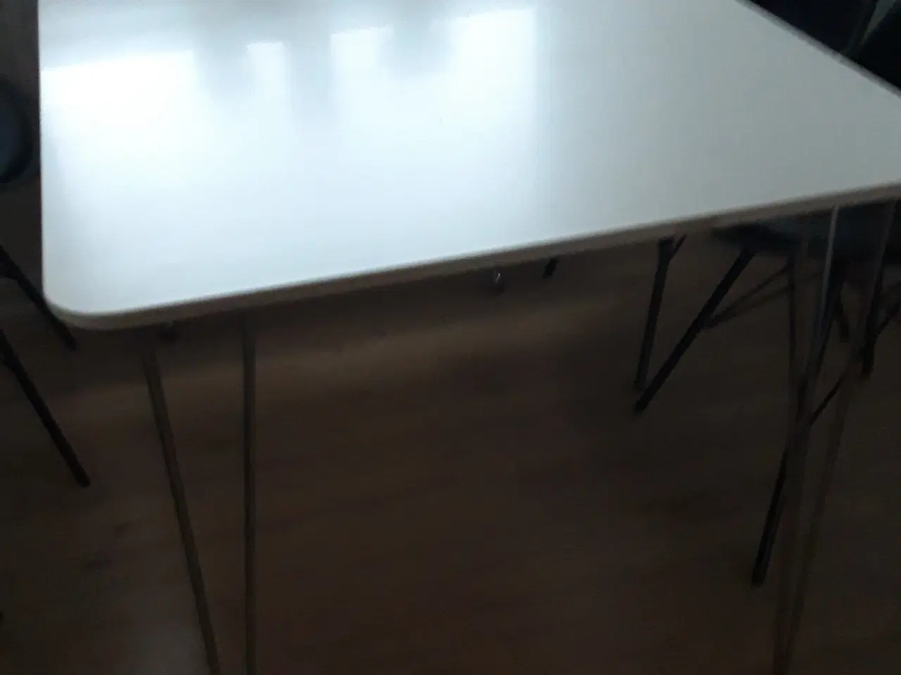 Billede 2 - Køkkenbord og 4 stole 