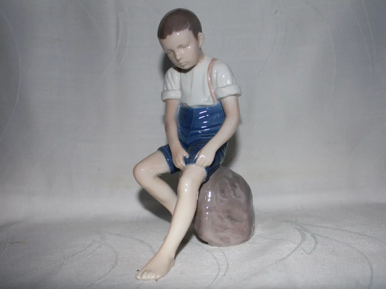 Billede 1 - Porcelænsfigur "dreng på sten" fra B&G