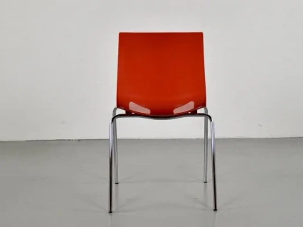 Billede 3 - Skalstol i rød plast med krom stel