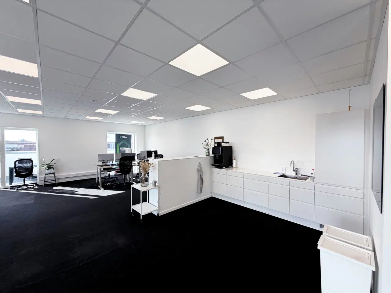 Billede 2 - Nyere stor lyst kontor med egen altan