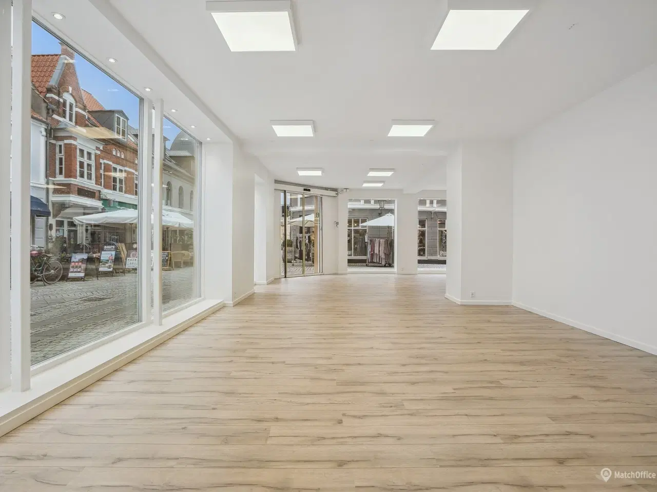 Billede 3 - Hjørnebutik på gågaden i Nyborg. Mindre butik og stor facade.