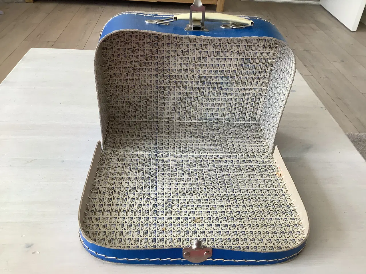 Billede 2 - En lille blå kuffert med metal lås og håndtag 