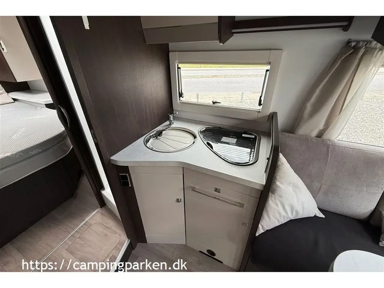 Billede 6 - 2022 - Benimar   Vinterisoleret Benimar med queensbed og face-to-face siddegruppe
