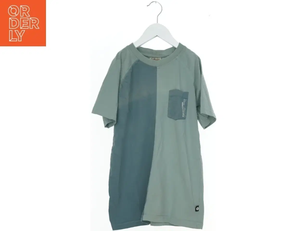 Billede 1 - Kortærmet T-shirt med lomme fra Pomp de Lux (str. 164)