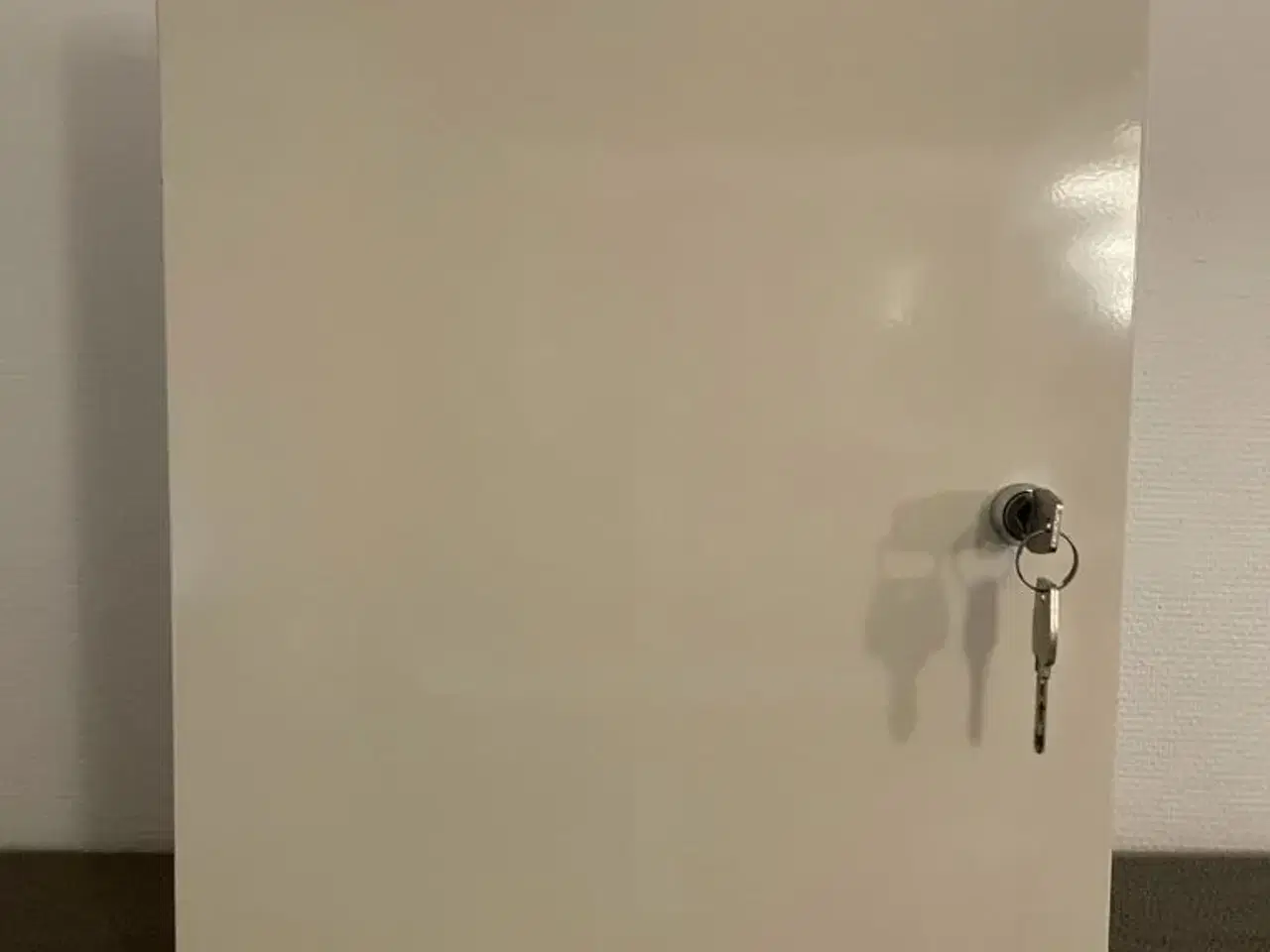 Billede 1 - IKEA medicinskab i metal med lås m. to nøgler