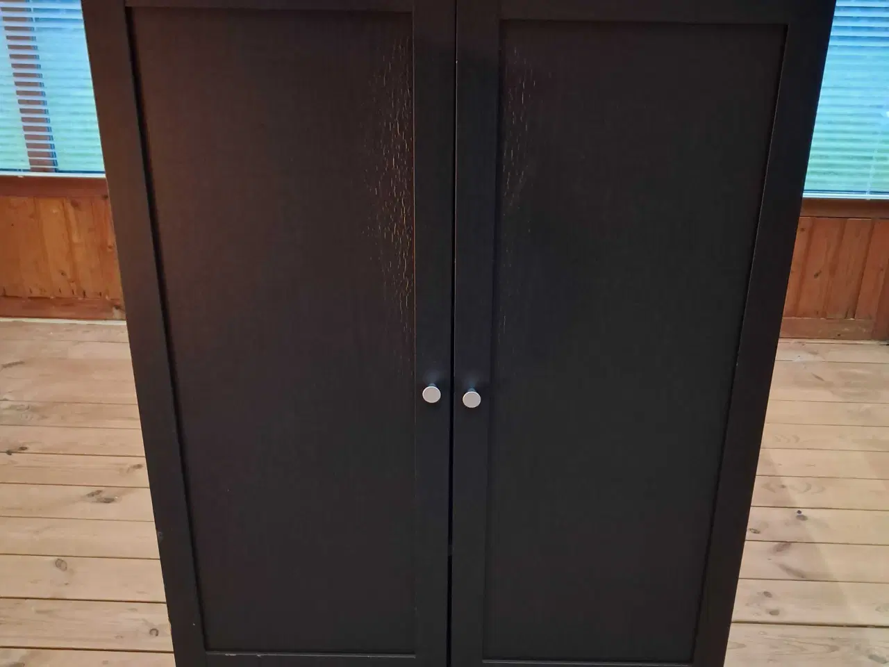 Billede 1 - Sort Skab med 2 låger.