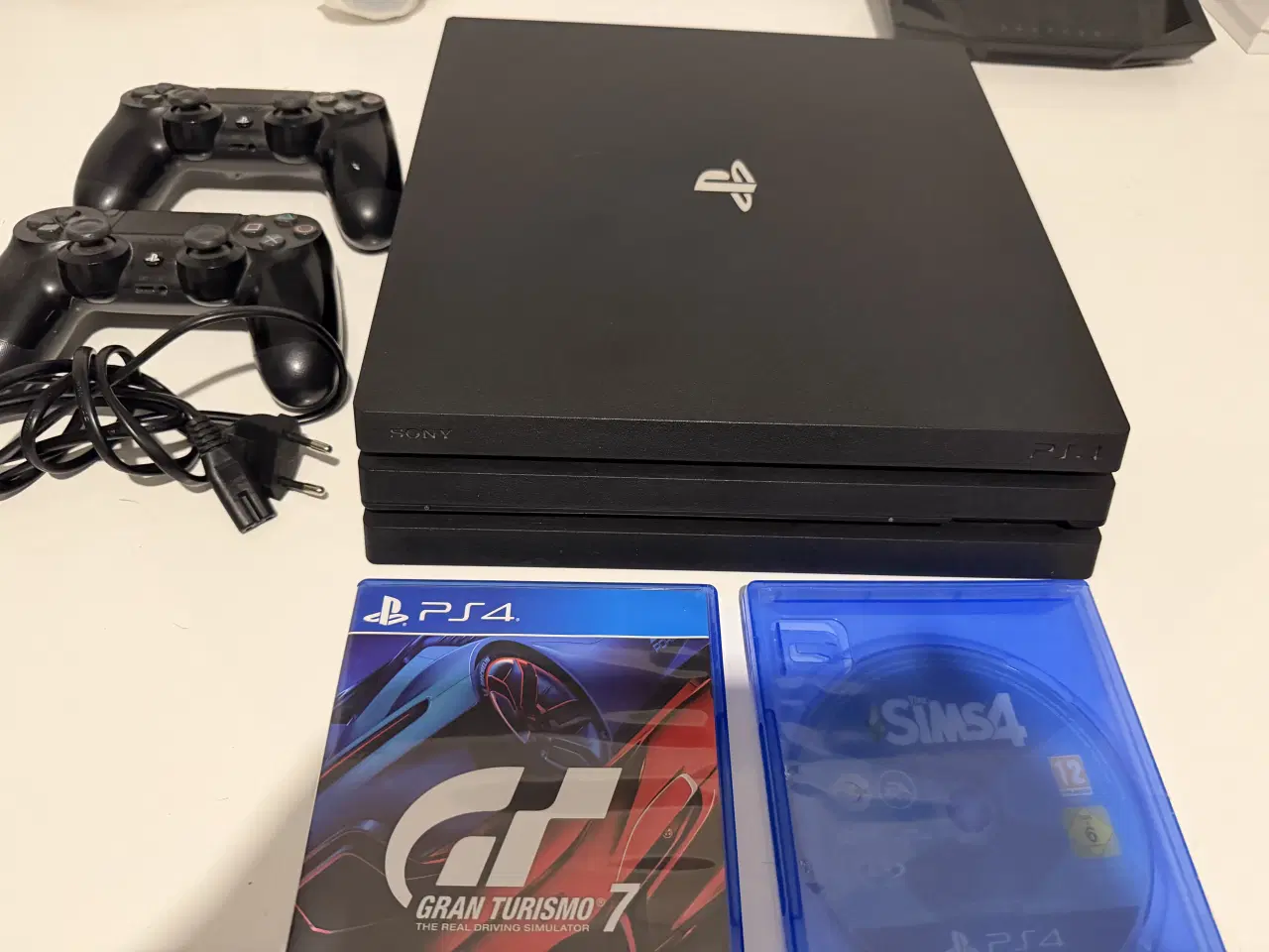 Billede 1 - Playstation 4 Pro Med Tilbehør